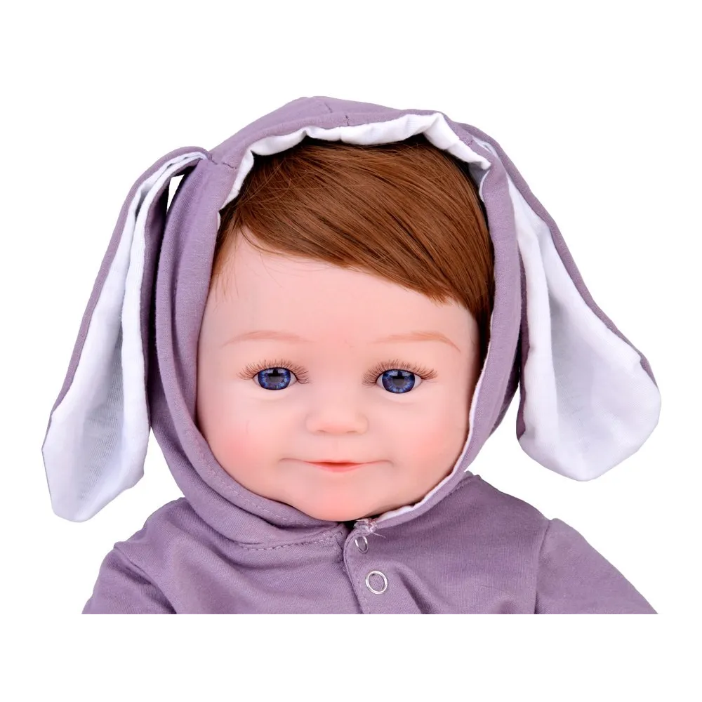 lalka z brązowymi włosami i gęstymi rzęsami na ręce dziecka