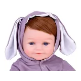 lalka z brązowymi włosami i gęstymi rzęsami na ręce dziecka