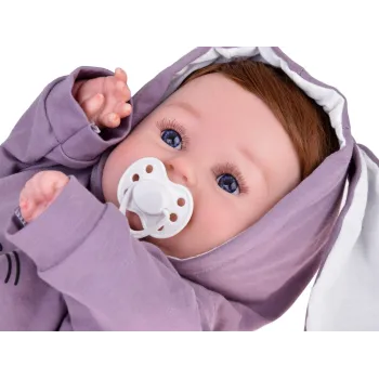 detal rączek i fałdek na ciele interaktywnej lalki bobasa