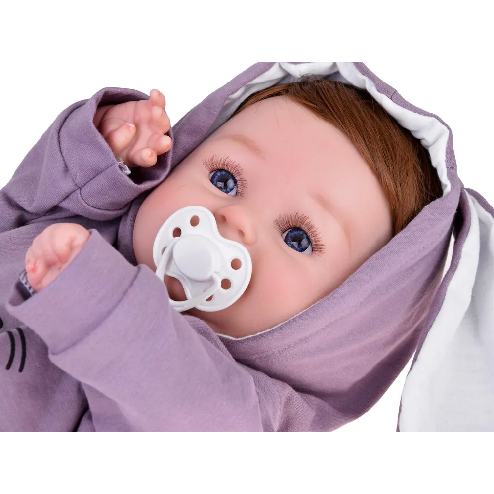 detal rączek i fałdek na ciele interaktywnej lalki bobasa