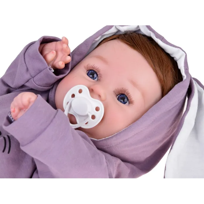 detal rączek i fałdek na ciele interaktywnej lalki bobasa