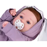 detal rączek i fałdek na ciele interaktywnej lalki bobasa