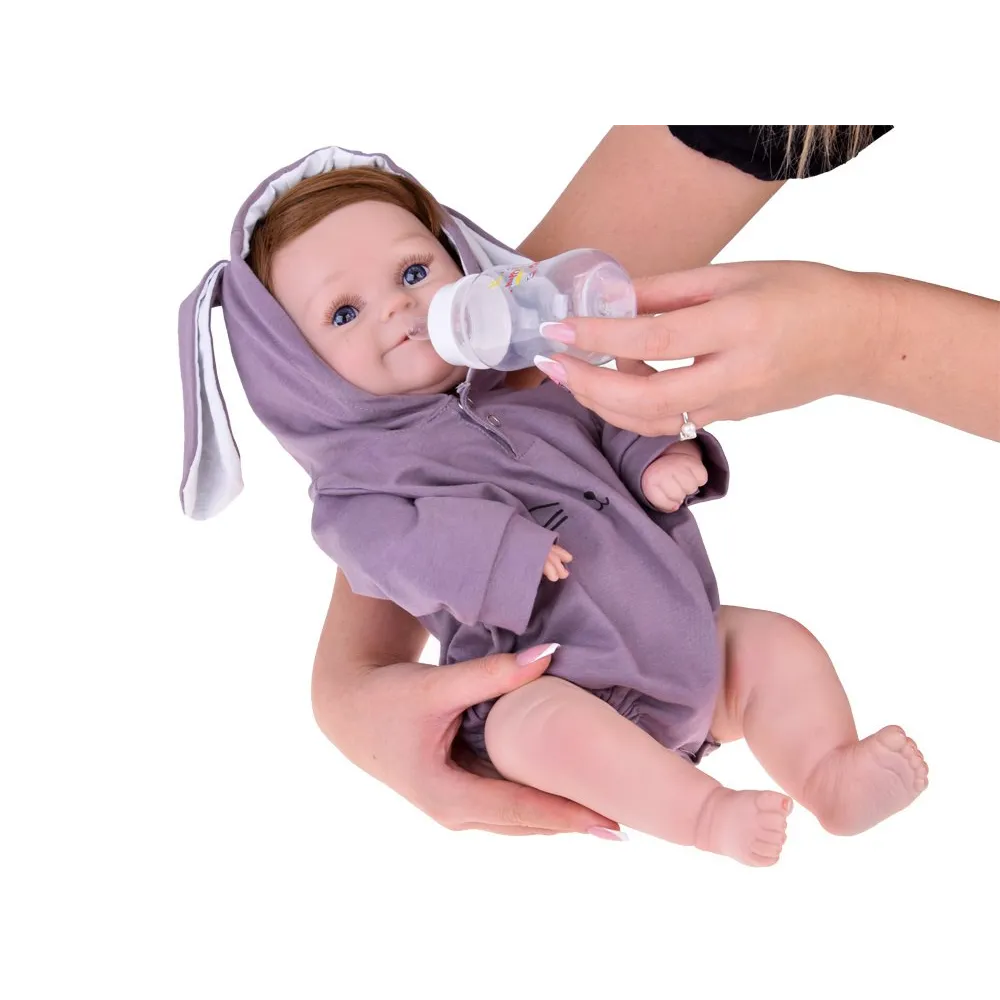 interaktywna lalka chłopiec w trakcie przewijania pieluszki