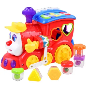 interaktywna lokomotywa edukacyjna z kolorowymi klockami na białym tle