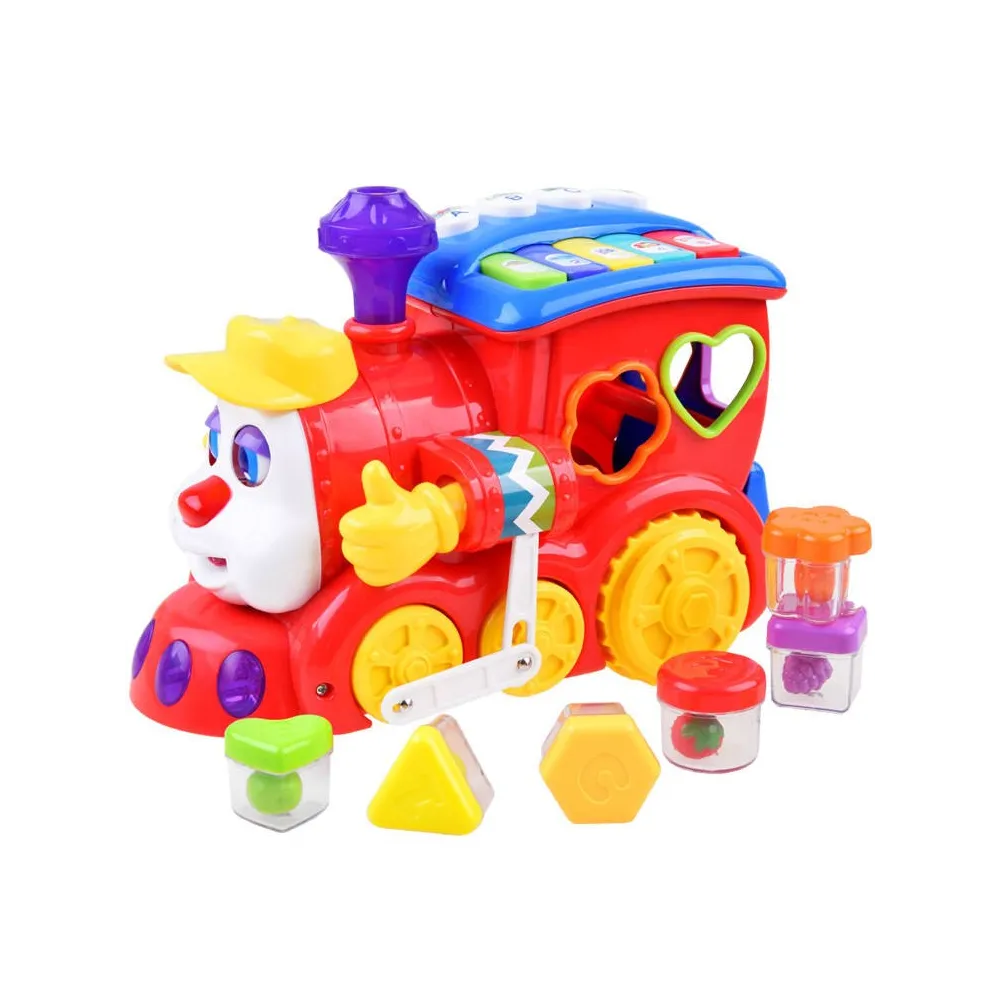 interaktywna lokomotywa edukacyjna z kolorowymi klockami na białym tle