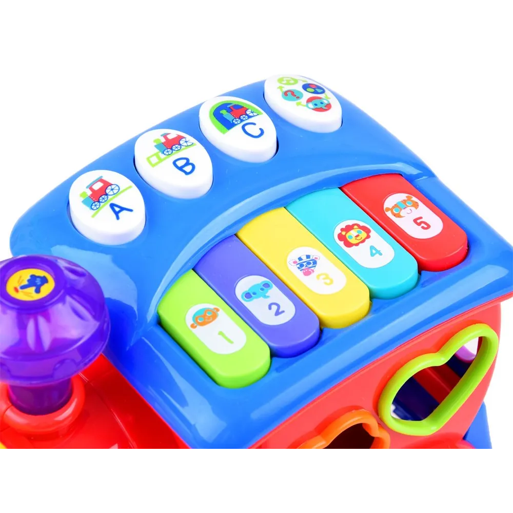 poruszająca się lokomotywa na płaskiej powierzchni