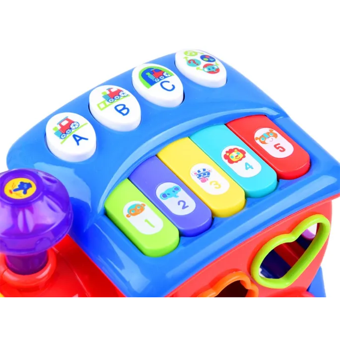 poruszająca się lokomotywa na płaskiej powierzchni