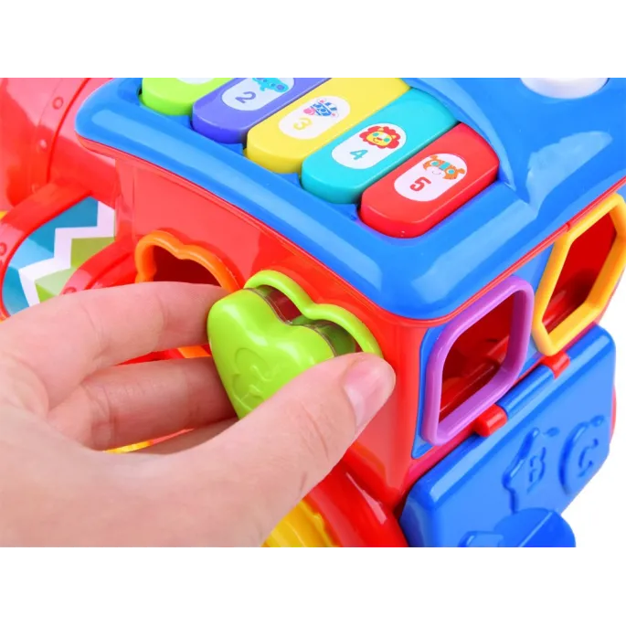 panel z przyciskami i klawiszami muzycznymi na górze lokomotywy