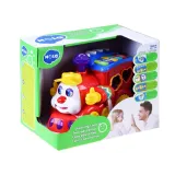 cały zestaw: lokomotywa i sześć różnych klocków przed pudełkiem