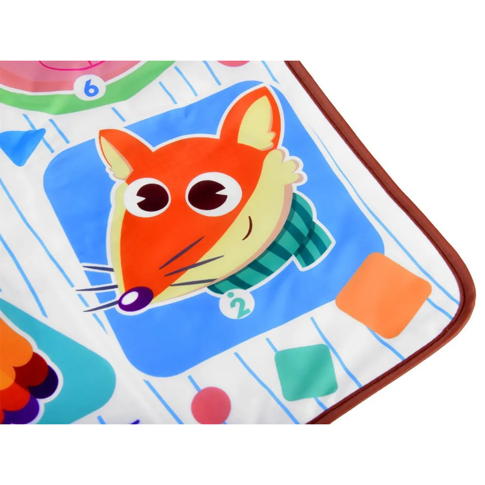 zbliżenie na przyjazne grafiki zwierząt na macie