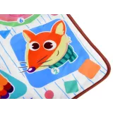 zbliżenie na przyjazne grafiki zwierząt na macie