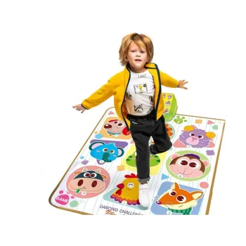 dziecko bawi się na interaktywnej macie muzycznej