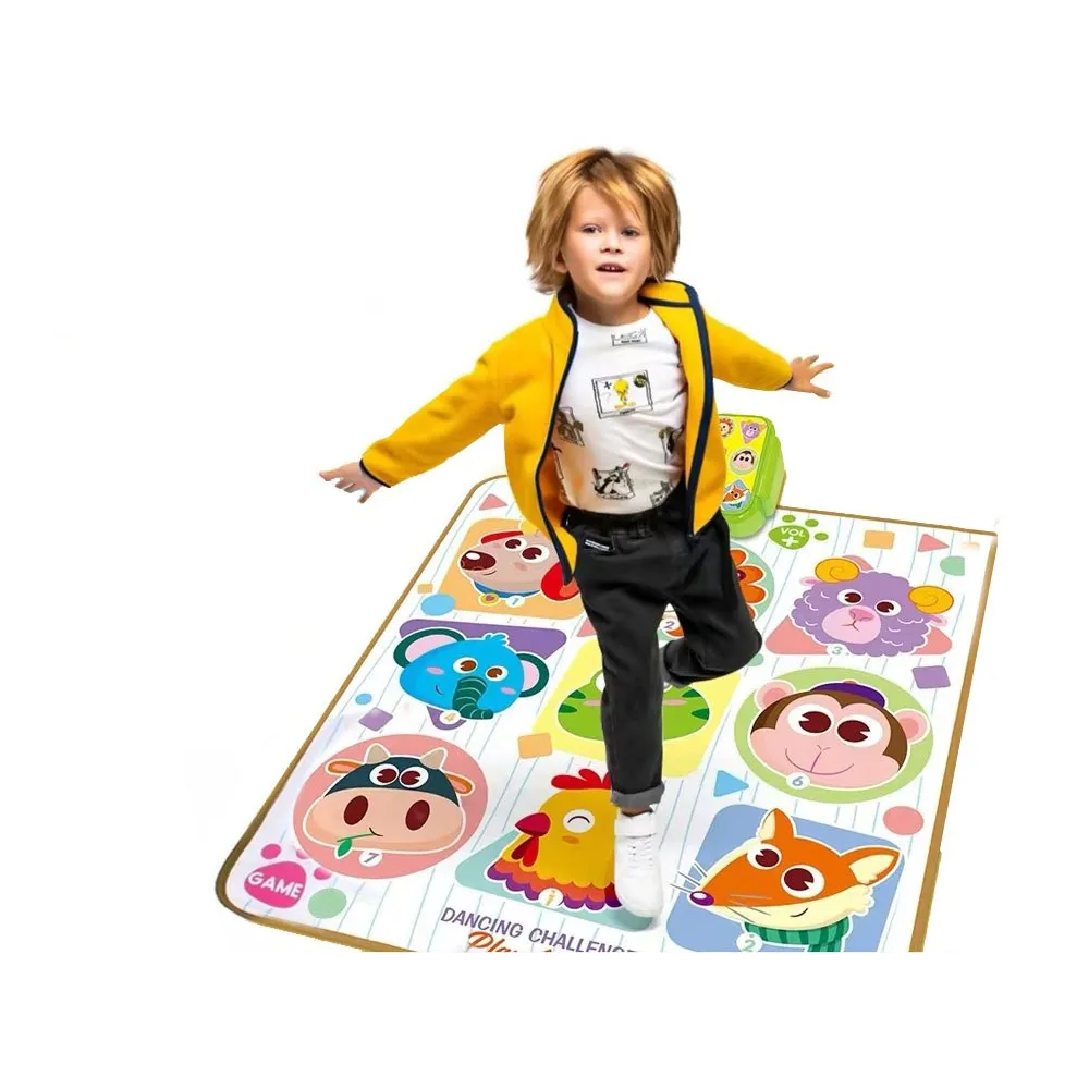 dziecko bawi się na interaktywnej macie muzycznej