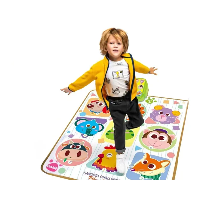 dziecko bawi się na interaktywnej macie muzycznej