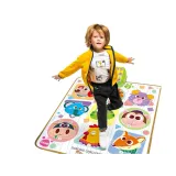 dziecko bawi się na interaktywnej macie muzycznej