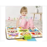 mata rozwinięta w salonie w świetle dziennym