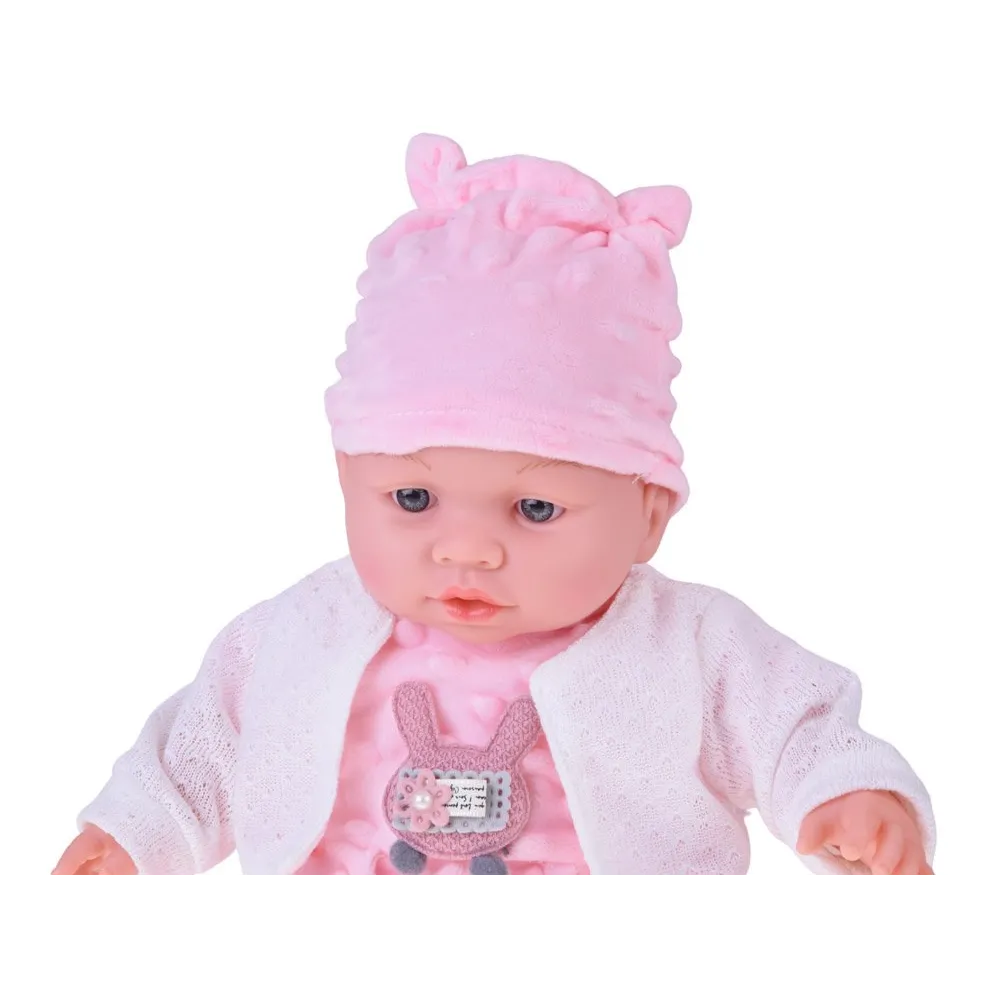 widok lalki od góry prezentujący urocze uszka czapeczki