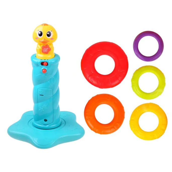 dziecko bawiące się układaniem obręczy na pałąku zabawki