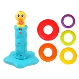 dziecko bawiące się układaniem obręczy na pałąku zabawki