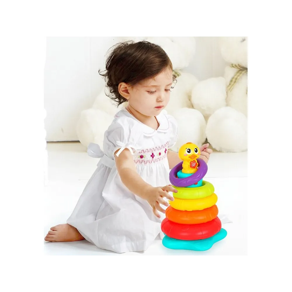 kolorowe obręcze w różnych odcieniach na piramidzie zabawki