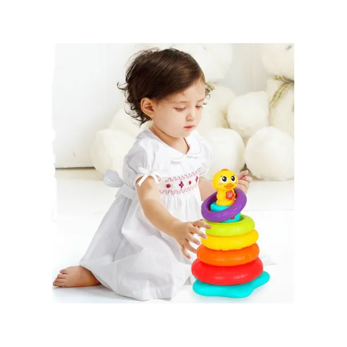 kolorowe obręcze w różnych odcieniach na piramidzie zabawki