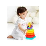 kolorowe obręcze w różnych odcieniach na piramidzie zabawki