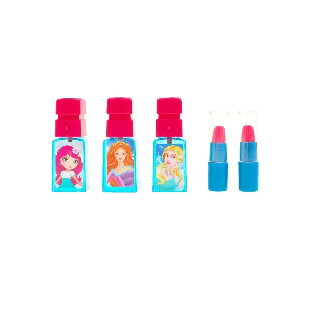 dziecko bawiące się toaletką i aranżujące własny salon piękności