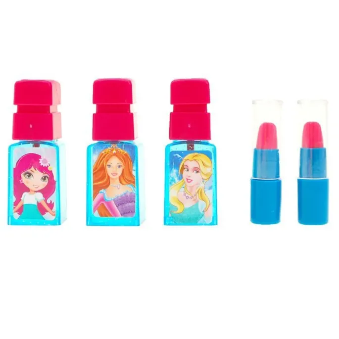 dziecko bawiące się toaletką i aranżujące własny salon piękności