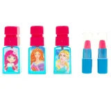 dziecko bawiące się toaletką i aranżujące własny salon piękności