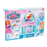 toaletka dla księżniczki ustawiona w dziecięcym pokoju