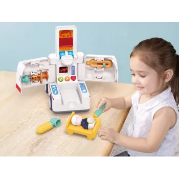 Widok boczny ambulansu z otwartym wnętrzem oraz akcesoriami