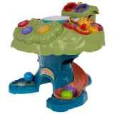 Widok pianinka po bokach drzewka z kolorowymi klawiszami