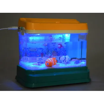 Wędki i sitko obok plastikowego akwarium dziecięcego