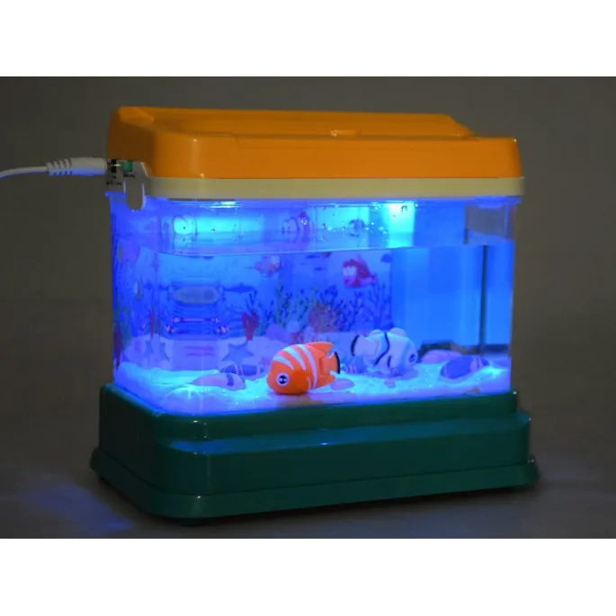 Wędki i sitko obok plastikowego akwarium dziecięcego