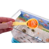 Zbliżenie na strumienie bąbelków w podświetlanym akwarium