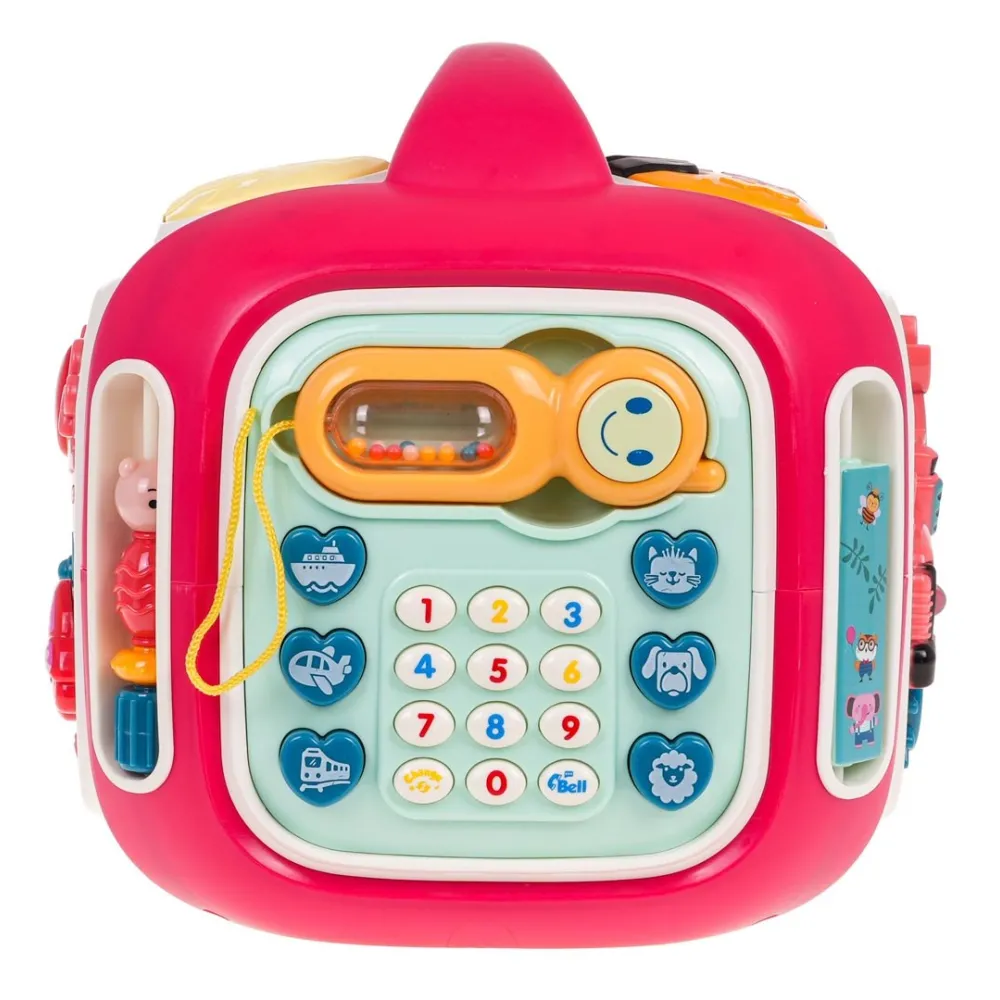 Obracane kółka zębate na ściance z traktorkiem i kolorowymi elementami