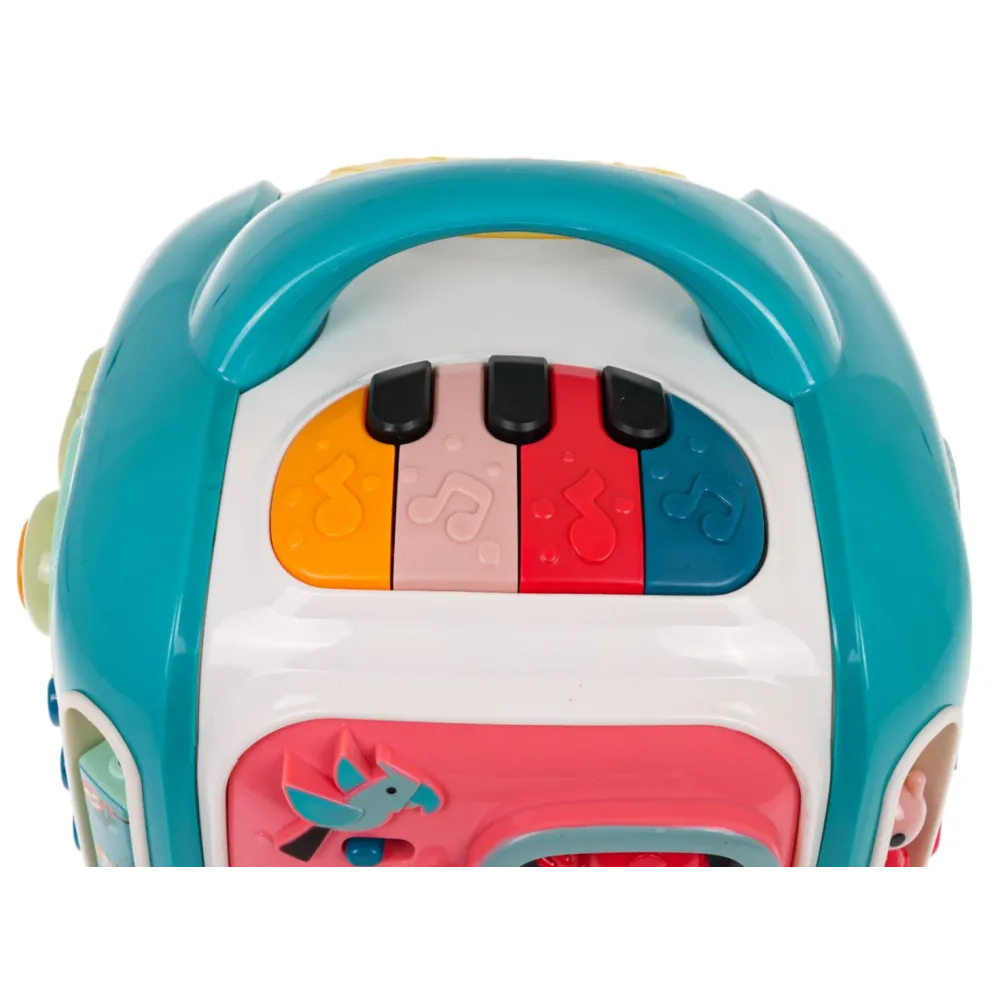 ścianka z telefonikiem i klawiszami z rysunkami zwierząt oraz pojazdów