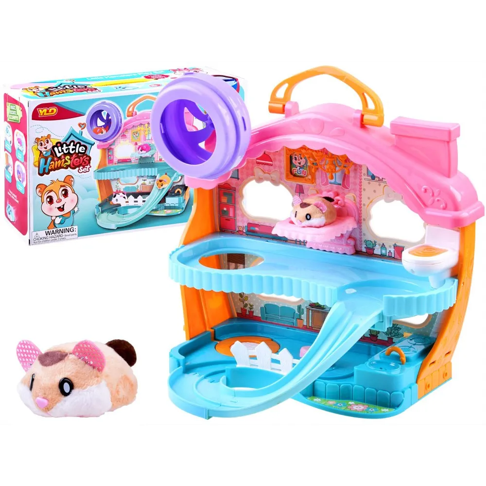 Zjeżdżalnia w domku dla chomika na pierwszym planie