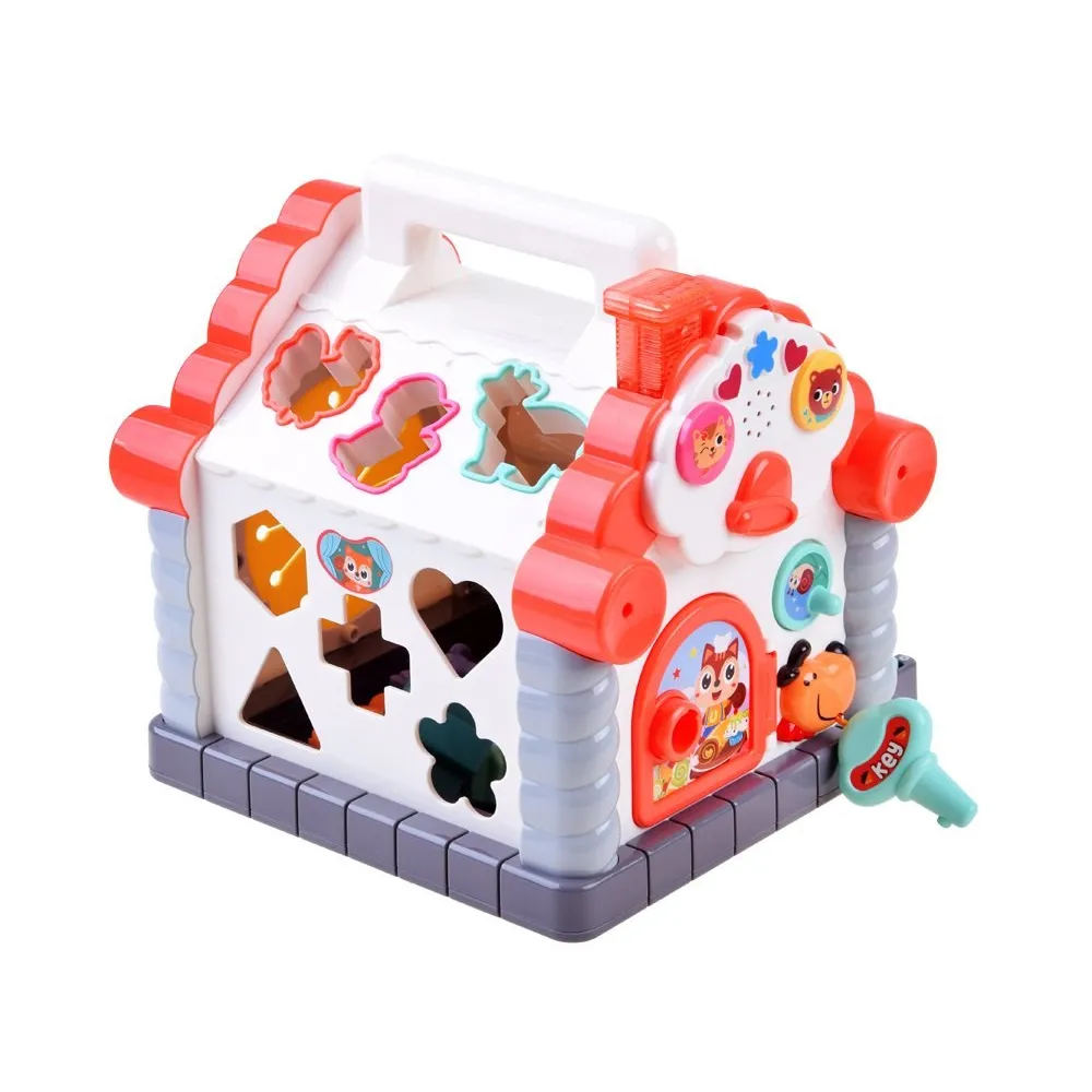 Kolorowe klocki z motywami zwierząt przy domku edukacyjnym