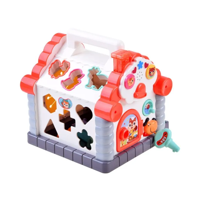 Kolorowe klocki z motywami zwierząt przy domku edukacyjnym