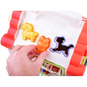 Zbliżenie na pianinko i plastikowe liczydło w domku