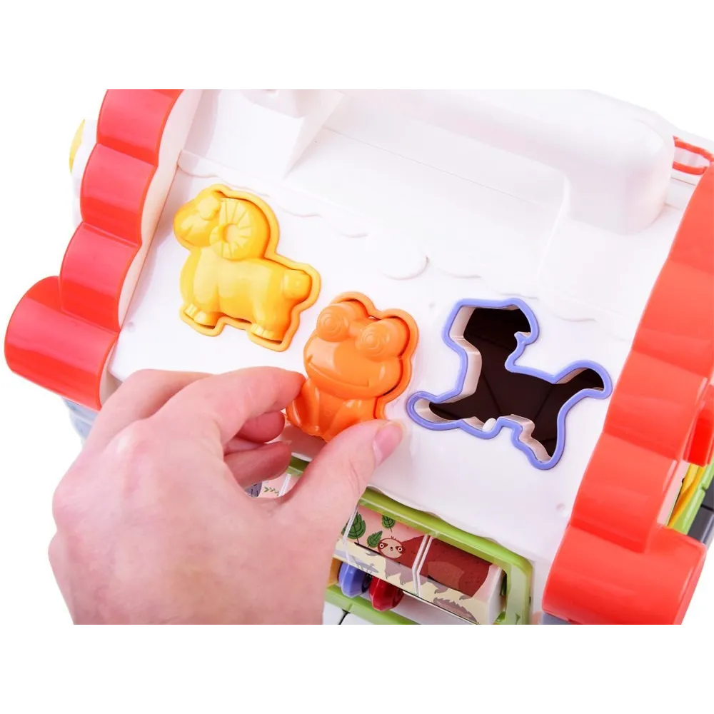 Zbliżenie na pianinko i plastikowe liczydło w domku