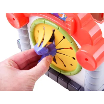 Sortowanie klocków przez realistyczne otwory w dachu domku