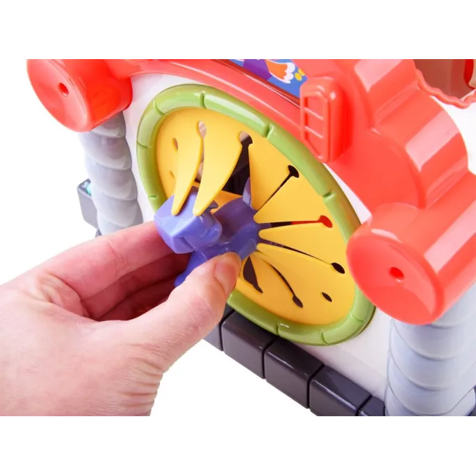 Sortowanie klocków przez realistyczne otwory w dachu domku