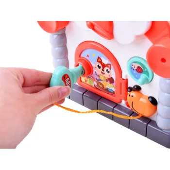 Domek edukacyjny podczas zabawy – układanie klocków na podłodze