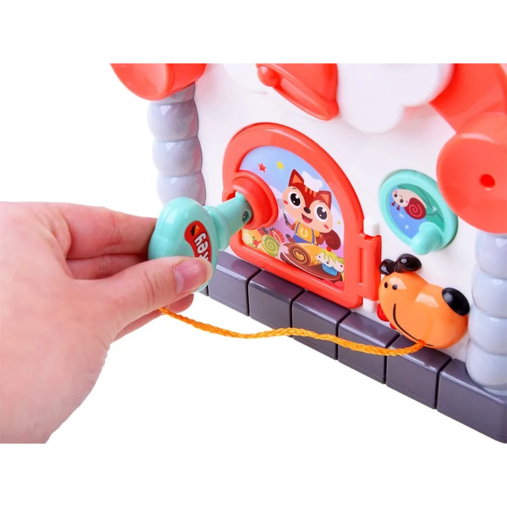 Domek edukacyjny podczas zabawy – układanie klocków na podłodze