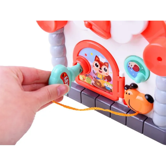 Domek edukacyjny podczas zabawy – układanie klocków na podłodze