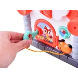 Domek edukacyjny podczas zabawy – układanie klocków na podłodze