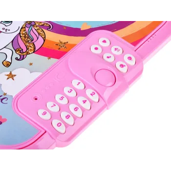 Detal biały jednorożec z kolorową grzywą na okładce pamiętnika