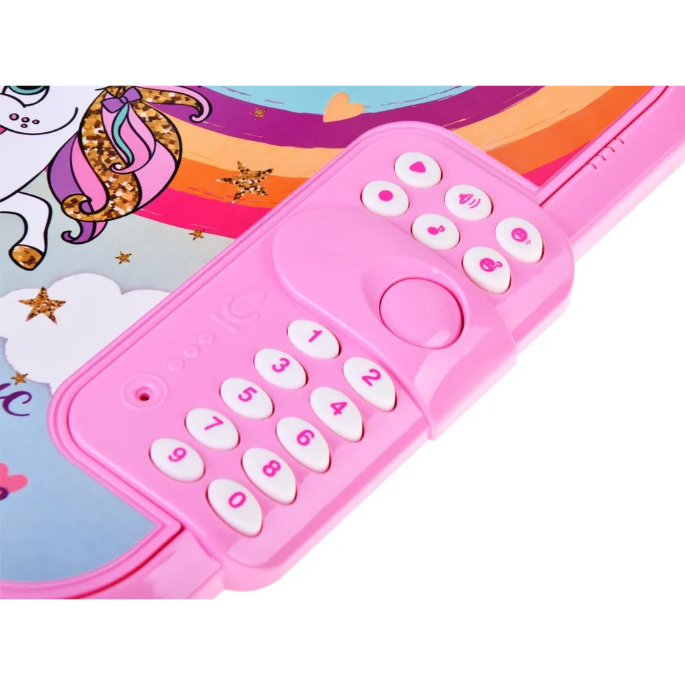 Detal biały jednorożec z kolorową grzywą na okładce pamiętnika